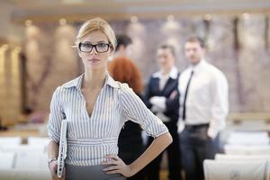 mujer de negocios de pie con su personal en la conferencia foto