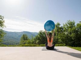 mujer haciendo ejercicio con pelota de pilates foto