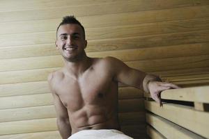 joven atractivo en sauna foto