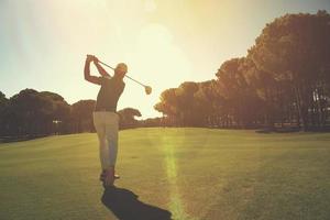 pelota de tiro de jugador de golf profesional foto