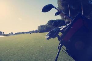 cerrar una bolsa de golf en el campo foto