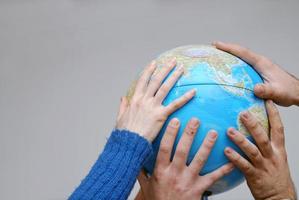 concepto de trabajo en equipo con las manos en el globo foto