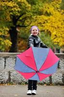 niña feliz con paraguas foto