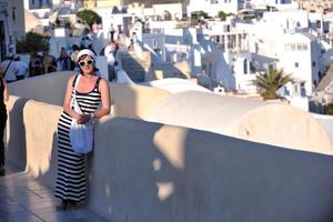 mujer griega en las calles de oia, santorini, grecia foto