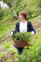 mujer jardineria vista foto