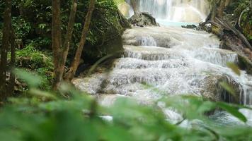 cachoeira erawan, uma bela cachoeira no meio da floresta kanchanaburi tailândia video