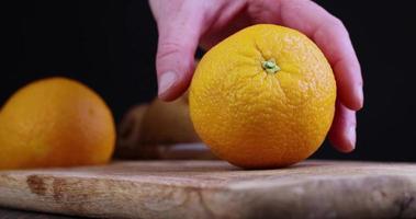 naranja madura sin pelar cortada en rodajas durante la cocción foto