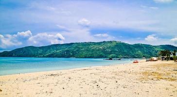 la belleza de la playa tropical de mandalika, lombok, west nusa tenggara, indonesia foto