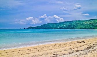 la belleza de la playa tropical de mandalika, lombok, west nusa tenggara, indonesia foto