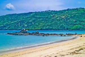 la belleza de la playa tropical de mandalika, lombok, west nusa tenggara, indonesia foto