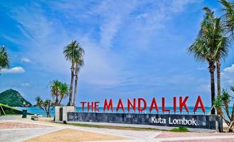 la belleza de la playa tropical de mandalika, lombok, west nusa tenggara, indonesia foto