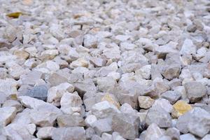 primer plano de fondo de pequeñas piedras de mármol blanco, un montón de rocas, textura natural, grava decorativa triturada. foto