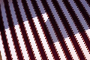 fondo de rayas diagonales rojas y blancas, rayas repetidas en la tela, patrón de líneas gráficas mínimas en la tela. foto
