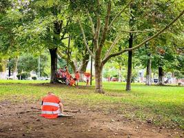 batumi, georgia, 2022 - el maestro pasa tiempo jugando con niños en un parque público. educación y estudio de la infancia en el concepto de las grandes ciudades foto