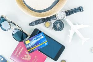 concepto de viaje, teléfono inteligente, tarjeta de crédito en blanco foto