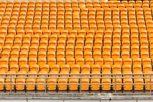 filas de asientos de estadio de plástico vacíos foto