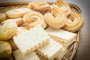 galletas en cuenco de bambú foto