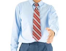 hombre vestido con camisa azul llegando a mano con trazado de recorte foto