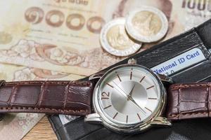 reloj y billetera en billete foto