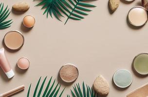 disposición plana de cosméticos orgánicos y maquillaje para productos de belleza sobre fondo beige, concepto natural, ilustración de presentación en 3d foto