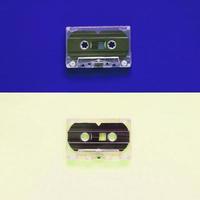 cinta de casete retro colorida plana sobre fondo de color pastel, estilo minimalista foto