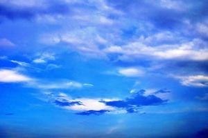 fondo de cielo azul y enfoque suave de nubes blancas. nubes de cielo azul para el fondo.fondo natural. foto