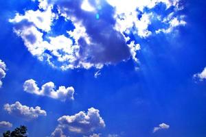 fondo de cielo azul y enfoque suave de nubes blancas. nubes de cielo azul para el fondo.fondo natural. foto