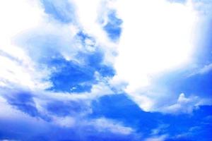 fondo de cielo azul y enfoque suave de nubes blancas. nubes de cielo azul para el fondo.fondo natural. foto