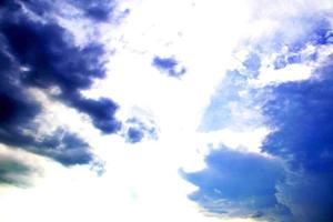 fondo de cielo azul y enfoque suave de nubes blancas. nubes de cielo azul para el fondo.fondo natural. foto