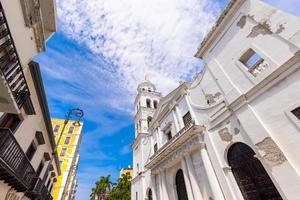 Mexico, Veracruz, colorful streets and colonial houses in historic city center near sea promenade