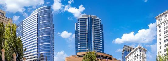 estados unidos, vista panorámica del centro de la ciudad de portland y el centro financiero foto