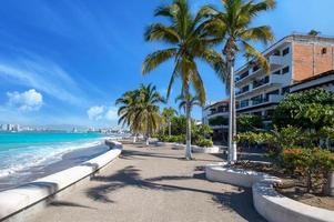 méxico, puerto vallarta promenade el malecon con miradores al mar, playas y arquitectura mexicana foto