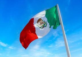 los cabos san jose del cabo, méxico, bandera tricolor mexicana a rayas ondeando orgullosamente en el mástil foto