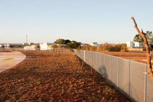 La cerca de metal resistente que rodea todo el parque brule marx en el noroeste de brasilia, brasil foto