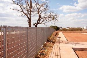 La cerca de metal resistente que rodea todo el parque brule marx en el noroeste de brasilia, brasil foto