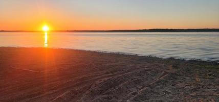 vista del atardecer en un río foto