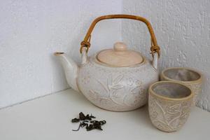 tetera de cerámica de estilo vintage o retro, tetera de estilo japonés, aislada en fondo blanco foto
