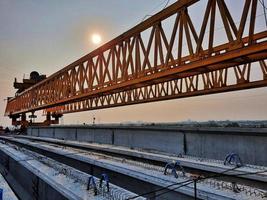 esta es la estructura de acero de un pórtico de lanzamiento que se utilizará para el montaje de hormigón prefabricado i girder pci girder foto