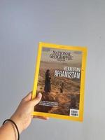 una mano sostiene la versión indonesia de la revista National Geographic. la primera versión de indonesia geográfica nacional se publicó en abril de 2005 hasta ahora. foto