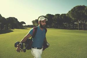 jugador de golf caminando foto