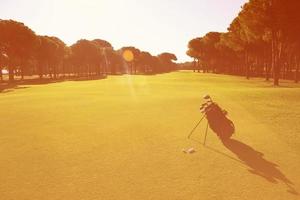 bolsa de golf en el campo foto