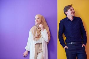 retrato, de, joven, musulmán, pareja, aislado, en, colorido, plano de fondo foto