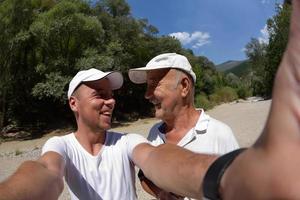 papá e hijo tomándose fotos selfie