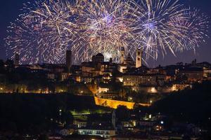 fuegos artificiales en el casco antiguo de bérgamo foto