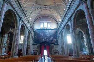 iglesia de san giorgio la nave central está marcada por corintio foto