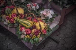 arreglos de frutas y flores en el mercado en otoño foto