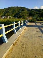 el puente peatonal que conecta dos caminos del pueblo foto