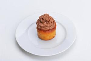 muffin de chocolate sobre superficie blanca foto