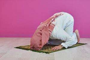 joven musulmán rezando salat durante el ramadán foto