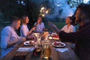 amigos haciendo un picnic cena francesa al aire libre durante las vacaciones de verano foto